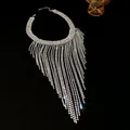 Primo piano di collana con nappe di strass scintillanti dal design pesante a strati - Argento