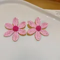 Handgefertigte rosa gewebte Bastblumen-Ohrstecker mit eleganten goldfarbenen Akzenten - 13# Rosa Silberstecker