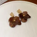 Französische braune Blumenohrringe mit gehämmerten goldenen Metallsteckern - Stil 30 Silberstift Kaffee