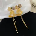 Elegante französische goldene Blumenohrringe mit Kristallzentrum und Silberadelstecker - 35# Silbernadel - Perlenstrauß Weiß