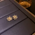 Elegante französische goldene Blumenohrringe mit weißen Perlen auf Schmucktablett - 46# Silber Stift - Gold