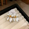 Elegante weiße Blumenohrringe im französischen Stil mit goldenem Herz auf Beige - 53# Silberner Ohrstecker - Silber