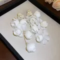 Elegante weiße Stoffblumen-Ohrhänger im französischen Stil mit Kunstperlen-Akzenten und Goldnadeln - 50# Silber Stift - Weiß