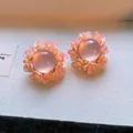 Elegante französische Goldblumen-Ohrringe mit rosa transluzentem Zentrum auf Stoff. - 64# Silber Stift - Rosa