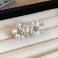 Elegante Perlenblumenohrringe im französischen Stil mit goldenen Akzenten und Glitzer - 44# Silberohrstecker-Gold-Weiß