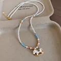 Elegante parelketting met kleurrijke accenten en een schattig hobbelpaard - Parel Emaille Schommelpaard Stijl (66#)