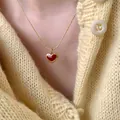 Élégant collier pendentif cœur en émail rouge avec chaîne dorée sur un pull en maille. - 8# Collier - Style Cœur en Émail Rouge (HN5821)