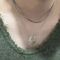 Collier argenté minimaliste à plusieurs rangs avec pendentif soleil porté par un modèle - 14# Collier - Style Pendentif Radiant Double Couche