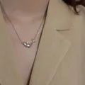 Collier avec pendentif baleine en argent minimaliste porté par un mannequin élégant. - 54# Collier - Style Baleine Flexible
