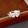 Dettaglio di un anello regolabile in argento opaco con tre delicati fiori gialli - Stile Opaco a Tre Fiori
