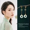 Boucles d'oreilles style nouveau chinois avec papillon et donut en jade vert et or - Style Crochet No. 80 (HE19468) / Or-Vert