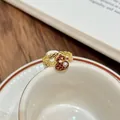 Elegante anello aperto vintage in oro hulu zucca con perla e dettaglio in smalto rosso - Stile Smalto Zucca Traforata