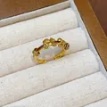 Anello aperto dorato regolabile con ciondoli a quadrifoglio e moneta in portagioie beige - Stile Ciondolo Moneta Quadrifoglio