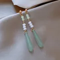 Boucles d'oreilles pendantes style néo-chinois avec pierres vertes et perles - Style Tige Argentée No. 125 (HE19468) / Vert-Blanc