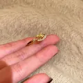 Elegante anello regolabile a forma di cavallo a dondolo dorato con pietre di zircone - Stile Pavé Cavallo a Dondolo