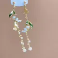 Detaillierte Nahaufnahme von Maiglöckchen-Ohrringen mit Schmetterling und Perlen - 14# Maiglöckchen Schmetterling (Ohrhaken)