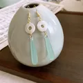 Boucles d'oreilles style chinois avec anneau en nacre blanche et pendentif goutte verte - Style Crochet No. 134 (HE19468) / Doré-Vert-Blanc