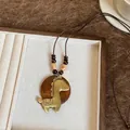 Collier pendentif poney en bronze vintage avec perles en bois et cordon marron chic - Style Base en Bois / Brun doré