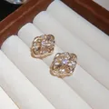 Eleganti orecchini a lobo a croce di diamante con zirconi in scatola per gioielli. - Oro
