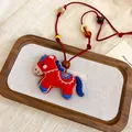 Collier avec pendentif cheval rouge brodé et perles colorées sur cordon rouge - Brodé / Rouge