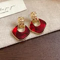 Dettaglio orecchini vintage con top in oro martellato e pendenti rossi marmorizzati - Stile Rombo Martellato (HE28821) / Rosso
