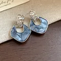 Vista dettagliata di orecchini vintage argentati con ciondoli grigi marmorizzati - Stile Rombo Martellato (HE28821) / Argento-Nero Inchiostro