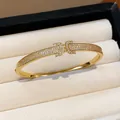 Détail d'un jonc plaqué or 18k avec zircons pavés et fermoir de style palais vintage - Style 6 (Or)