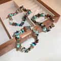 Bracciale artigianale con pietre naturali colorate presentato in una scatola di legno - Stile Pietre Frantumate Multicolore (49#) / Set da 3 pezzi / Colorato