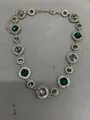 Elegante collana con cristalli verde smeraldo e grigio fumo con aureola di pietre pavé - Collana / Oro-Verde-Grigio