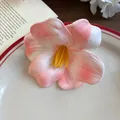 Primo piano di un fermaglio per capelli a fiore in schiuma rosa e bianco con texture morbide. - Fermagli per capelli a becco d'anatra / Rosa