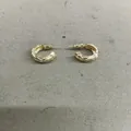 Pendientes de aro en forma de C dorados texturizados con aguja de plata para mujer - Pequeño / Dorado