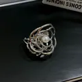 Vista dettagliata di una pinza per capelli in metallo argento a forma di rosa con perla - Grande / Oro