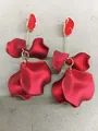 Orecchini pendenti con petali di acrilico rosso e finiture dorate con ago d'argento - Bottoni con nappa / Oro-Rosso