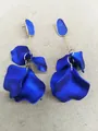 Orecchini pendenti eleganti con petali in acrilico blu reale e perni in argento 925 - Bottoni con nappa / Oro-Blu