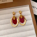 Vintage bordeauxrote Harz-Ohrringe mit goldfarbenem Oval-Anhänger in einer Schmuckbox - 46# Silberne Nadel - Gold - Rot (echt Vergoldet)