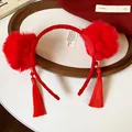 Detaillierte Makroansicht eines roten festlichen Haarbandes im chinesischen Stil mit Plüschbällen - 57# Stirnband-Rot
