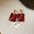 Vintage rote rechteckige Harz-Ohrringe mit eleganten goldenen gedrehten Metallsteckern. - 22# Ohrring - Gold - Rot (echt Vergoldet)