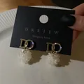 Elegante goldene D-Ohrringe mit funkelnden Kristallen und weißen Blumenanhängern. - 31# Silber Ohrringpfosten-Buchstabe (D)