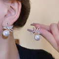 Elegante Schmetterlingsblumen-Ohrringe mit einer großen Perle und funkelnden Kristallen - 32# Silber Ohrringpfosten-Blume