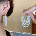 Elegante mehrsträngige weiße Perlen-Quasten-Ohrringe mit goldener Zirkonia-Creole für Damen - Mehrlagiger Perlenquasten-Stil (51#) / Ohrreif Silberstift Strass Besetzt / Gold - Weiße Künstliche Perle