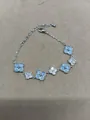 Detail of clover bracelet with pavé zircons and light blue stones in silver plating - Six Clover Style (18#) / Silver-Blue
