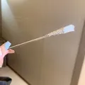 Elegante forcina per capelli stile cinese con bocciolo bianco e fini dettagli dorati. - Stile Fiore Fantasia Argento (HH3923)