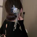 Elegante forcina a farfalla in argento con lunghe nappe su uno chignon elegante - Forcina Argento Farfalla Fiore Nappa (HH3957)