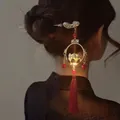 Elegante bastoncino per capelli con coniglio e fiori luminosi e nappina rossa stile cinese - Bastoncino Rosso Lanterna Loto Luminosa (HH2393)