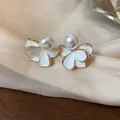 Eleganti orecchini a lobo a fiore placcati oro 18k con dettaglio perla. - Stile perno in argento 925 / Oro Bianco
