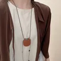 Détail d'un long collier de style Zen avec un petit pendentif en cuir marron sur cordon noir. - Collier en Forme de Mini Poche (11#)