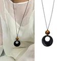 Vue détaillée du long collier de style zen avec perle oeil de tigre et pendentif. - Collier Anneau Œil de Tigre (32#)