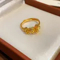 Vista dettagliata dell'elegante anello aperto placcato oro con fiori di ciliegio, box - Stile Doppia Fioritura di Ciliegio (5#) / Oro