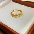 Dettaglio di un anello regolabile placcato oro con motivi floreali in una scatola regalo - Stile Fiore a Quadrifoglio (7#) / Oro