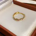 Primo piano di anello aperto placcato oro con pietre colorate in scatola regalo - Stile Ondulato in Zirconia Colorata (3#) / Oro/Multicolore